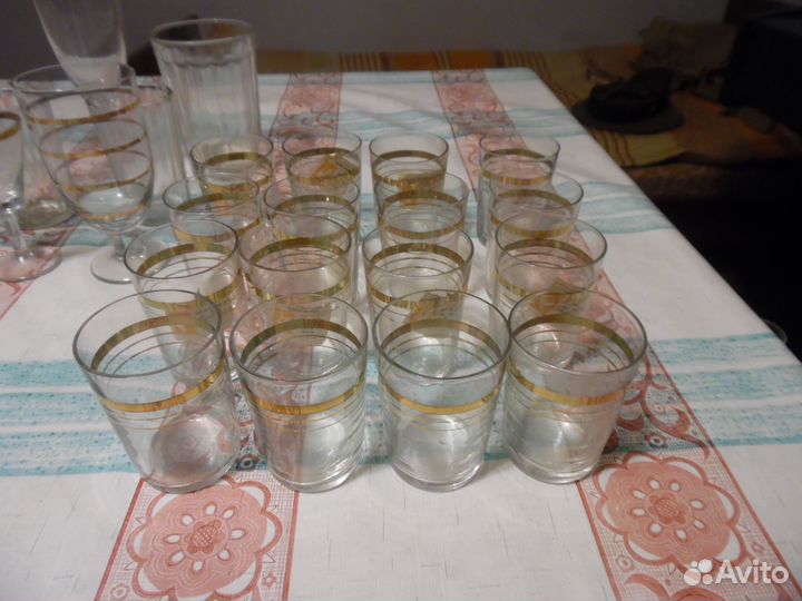 Стеклянные рюмки, фужеры, стаканы