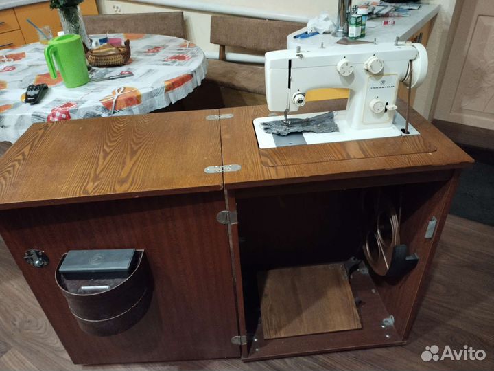 Швейная машина Чайка 142м