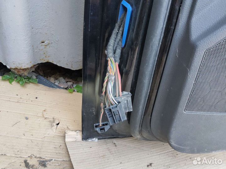 Дверь передния правая на Volkswagen Polo