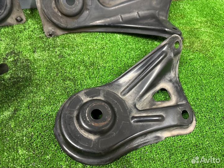 Крепление подрамника переднее Lexus Es250 ASV60