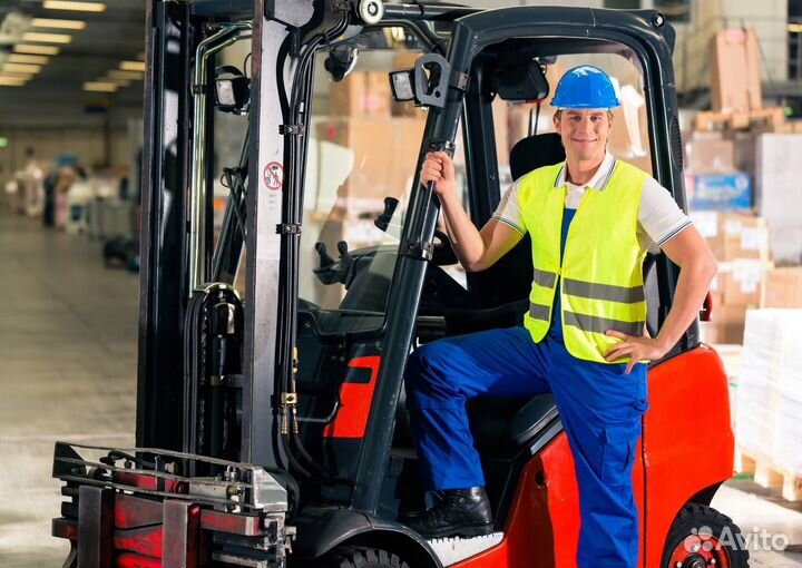Водитель погрузчика с хорошими условиями