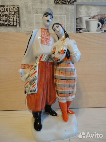 Фарфоровая статуэтка (Левко и Оксана )