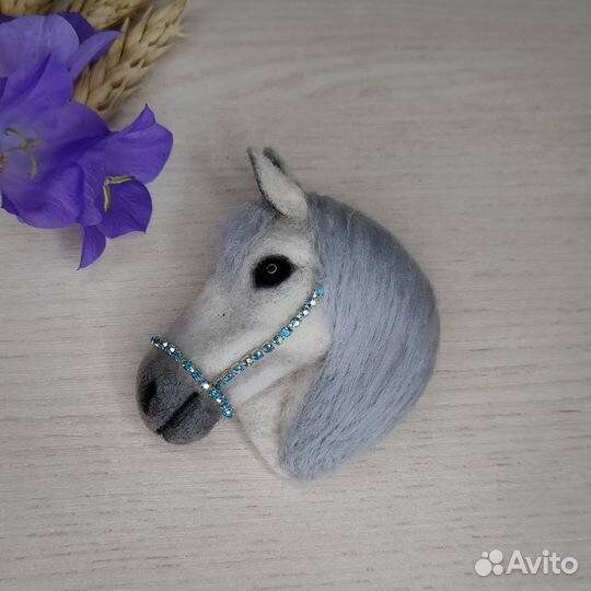 Брошь лошадь