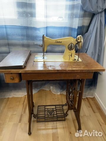 Швейная машина Tikka на чугунной станине
