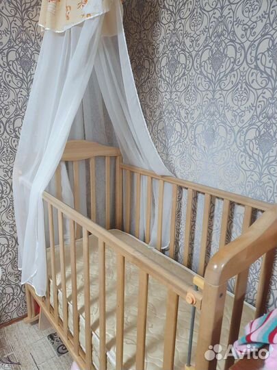 Детская кроватка с маятником
