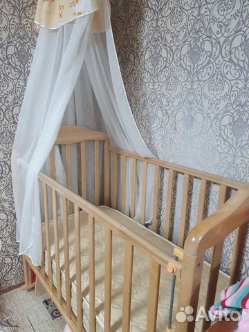 Детская кроватка с маятником
