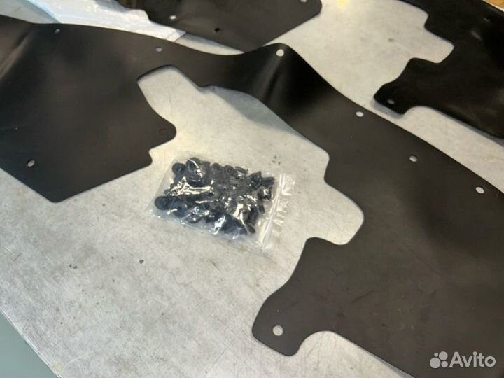 Отбойник капота передний Toyota Land Cruiser 200