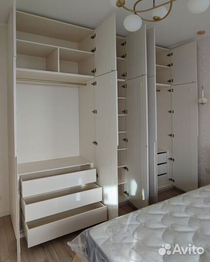 Шкаф распашной с полками