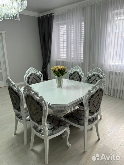 Стол и стулья