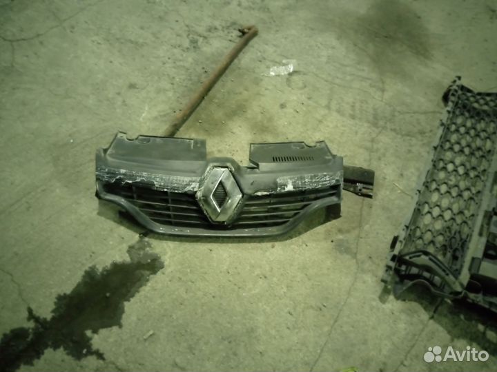 Решетка радиатора renault logan 2