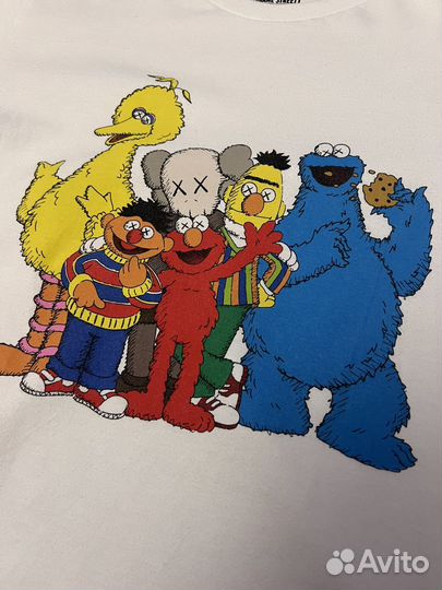 Футболка Uniqlo Kaws