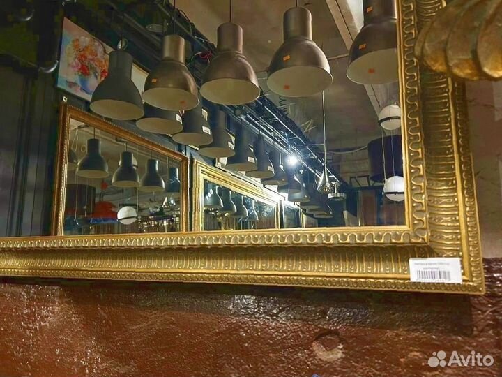 Большое зеркало в багетной раме