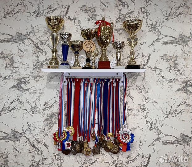 Медальница с полкой из стали