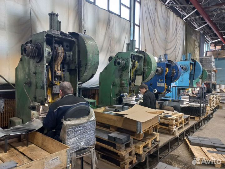 Рабочие на штамповку деталей