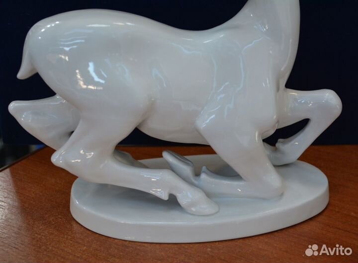 Большая фарфоровая статуэтка- олень. лфз