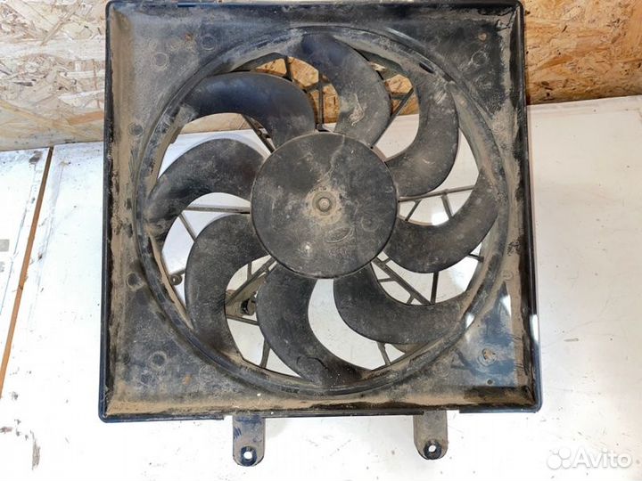 Вентилятор охлаждения радиатора двигателя передний