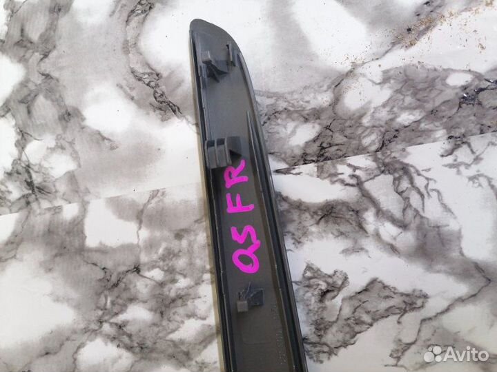 Молдинг на дверь передний правый Audi Q5 cdnf 2010