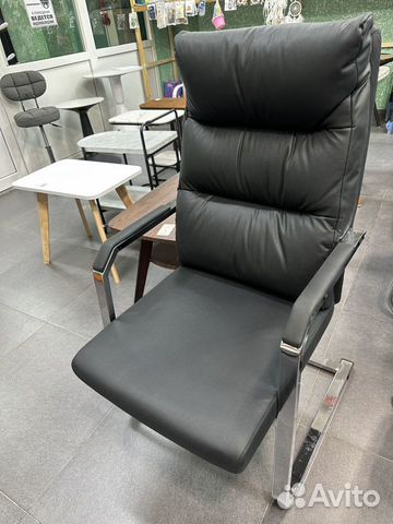 Кресло офисное на полозьях
