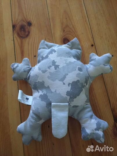 Игрушка на присосках в авто