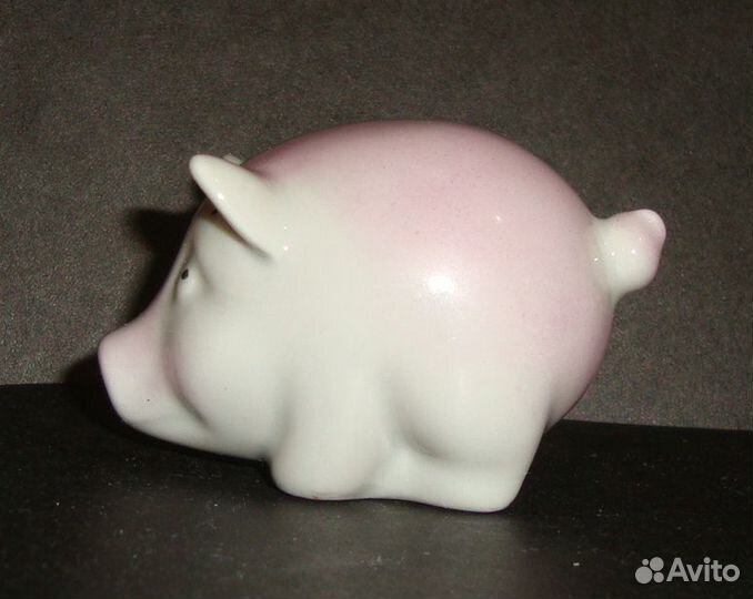 Фарфоровая статуэтка. Свинка, поросёнок. Рига.(2)