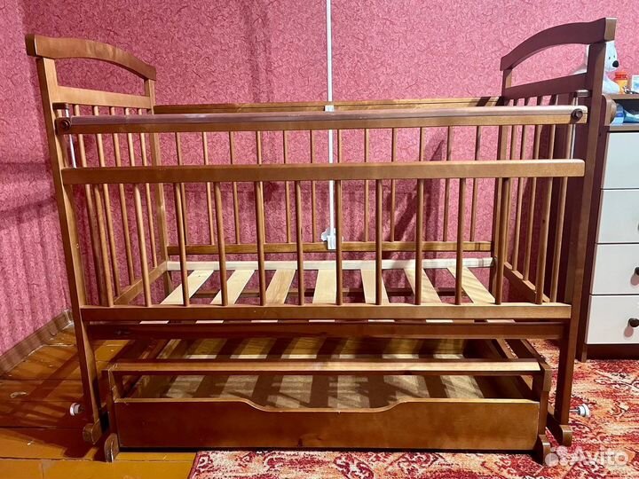 Детская кроватка с поперечным маятником