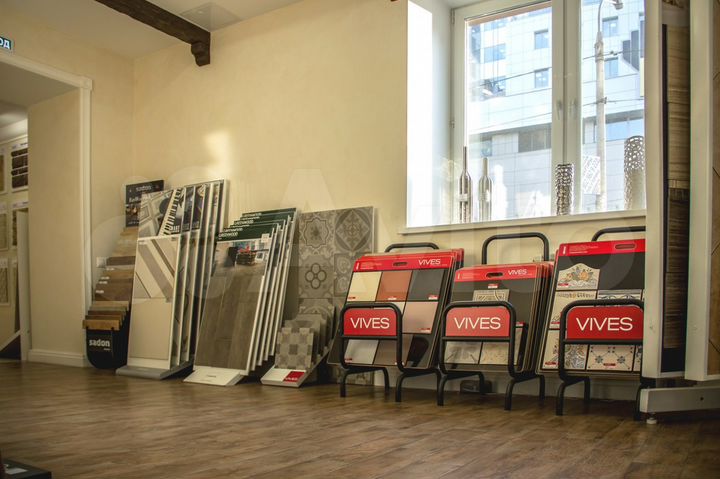 Помещение с отдельным входом, 170 м²