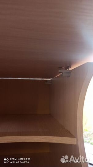 Стол состояние 4+повреждения с низу стола