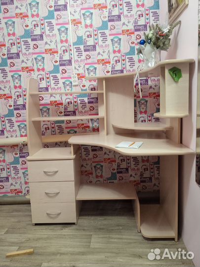 Угловой стол. Под компьютер. Письменный,с ящиками