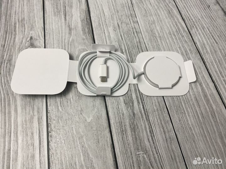 Беспроводное зарядное устройство Apple MagSafe