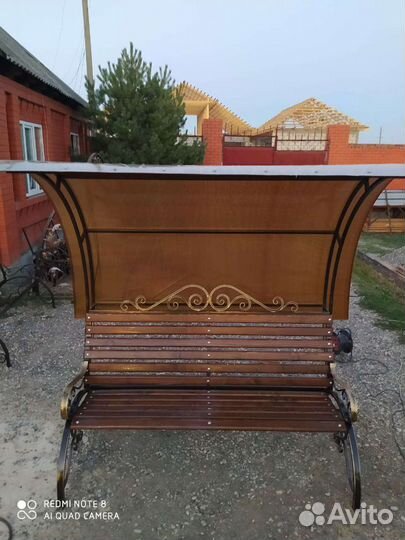 Скамейка с крышей