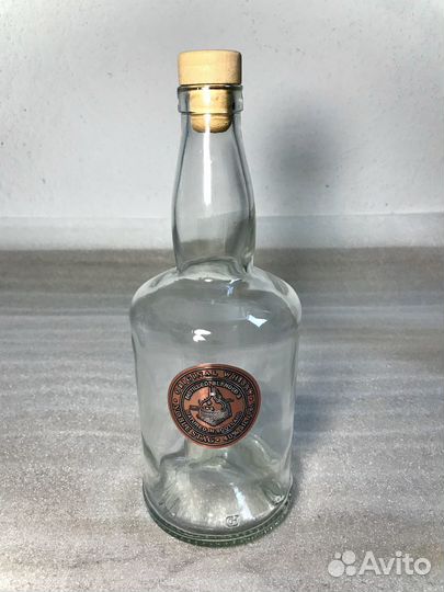 Пустые бутылки с крышкой