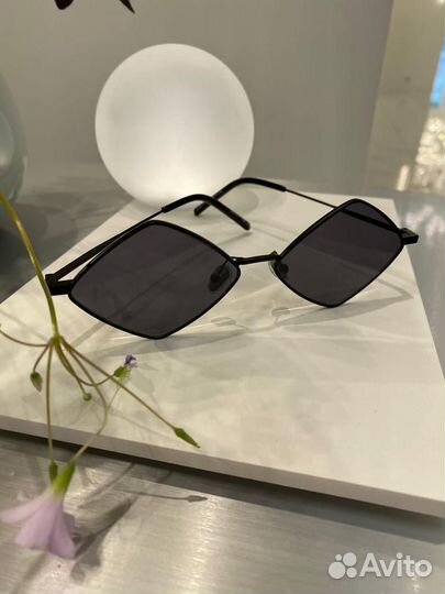 Женские солнцезащитные очки Saint Laurent