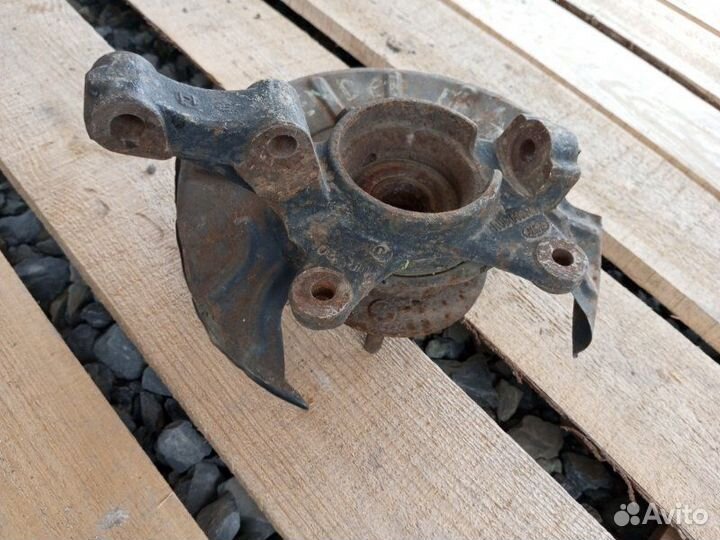 Кулак поворотный передний правый Land Rover