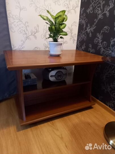 Продам Журнальный столик на колесах бу