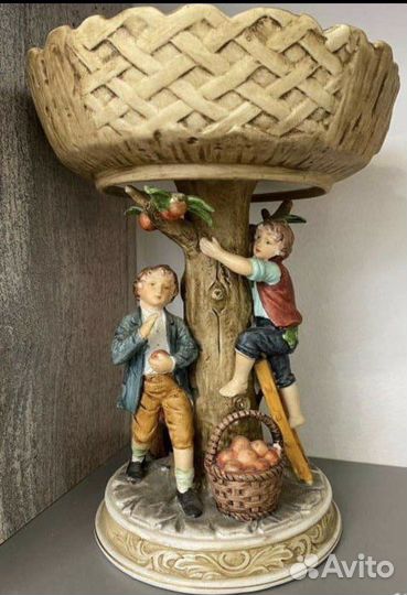 Статуэтка ваза на ножке бисквит Германия