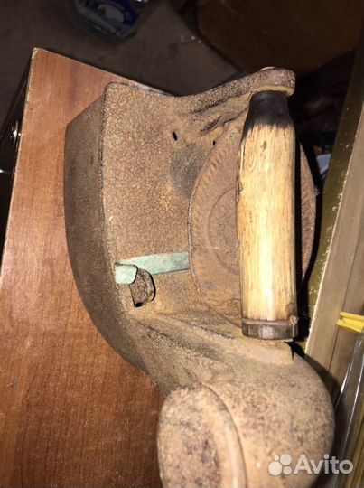 Старинный угольный утюг