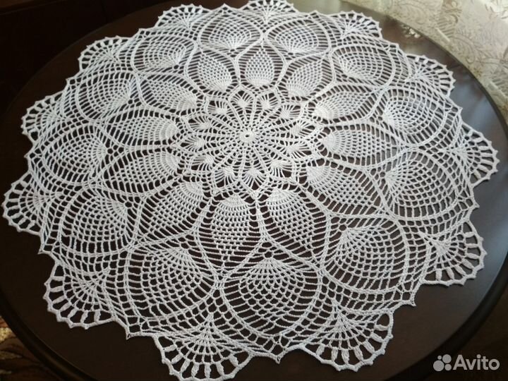 Большая круглая салфетка дивной красоты