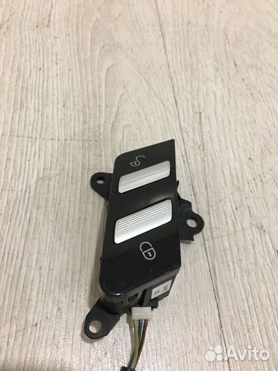 Кнопка центрального замка правая Mercedes Benz