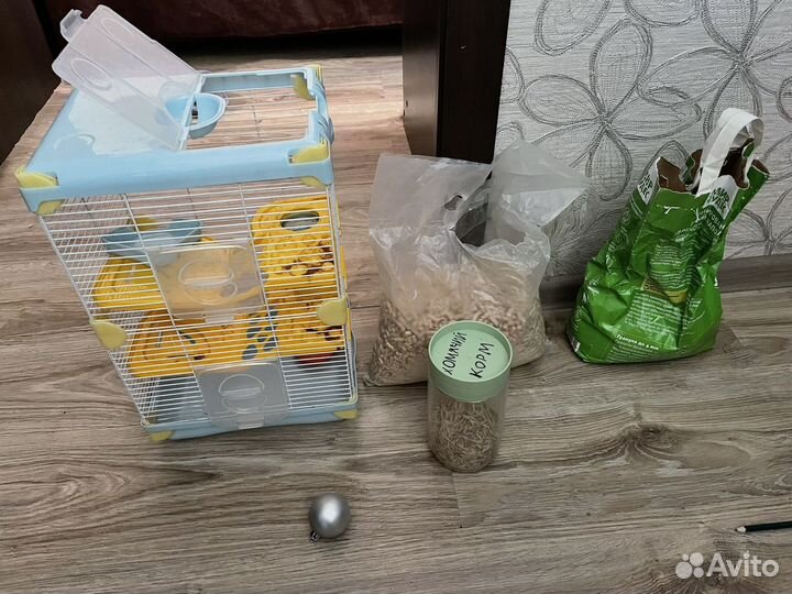 Клетка для хомяка с гранулами и немного корма
