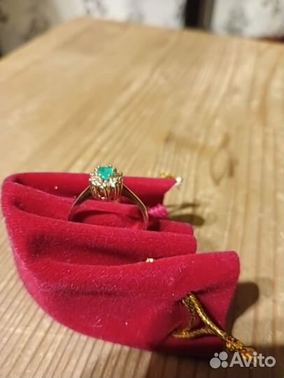 Кольцо с изумрудом и бриллиантами