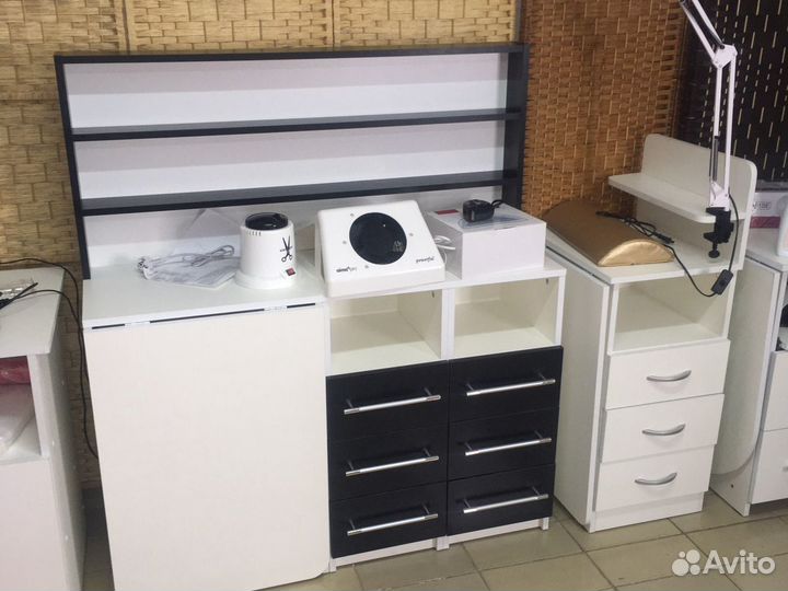 Маникюрный стол