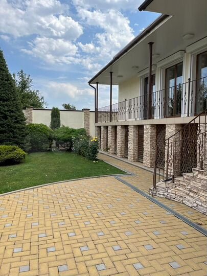 Дом 502 м² на участке 9 сот.