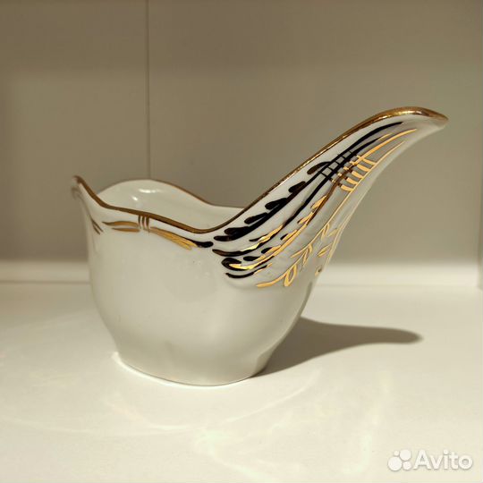 Красивая фарфоровая соусница. Дулёвский фарфоровый