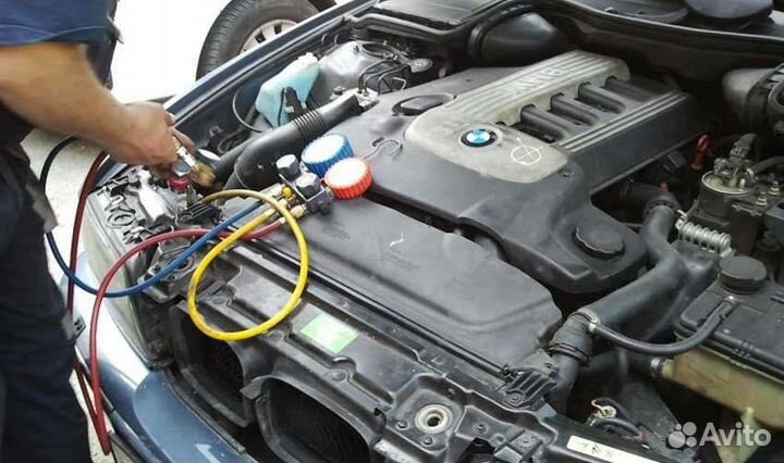 Рабочий для заправки автокондиционеров