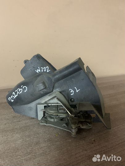 Замок задний левый Mercedes Benz W202