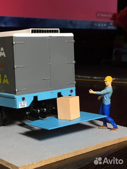 Коллекционные машинки:газ-53 с грузчиком