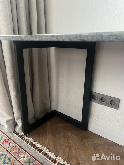 Письменный стол со столешницей из кварца