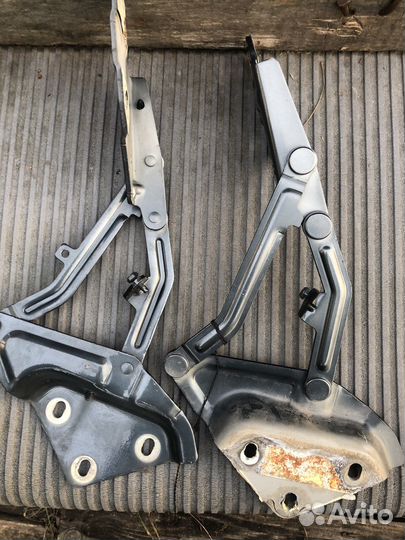 Петля капота touareg