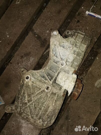 Кронштейн натяжного ролика Renault Logan