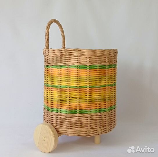 Плетеная тележка. Плетеная корзина для детских игр